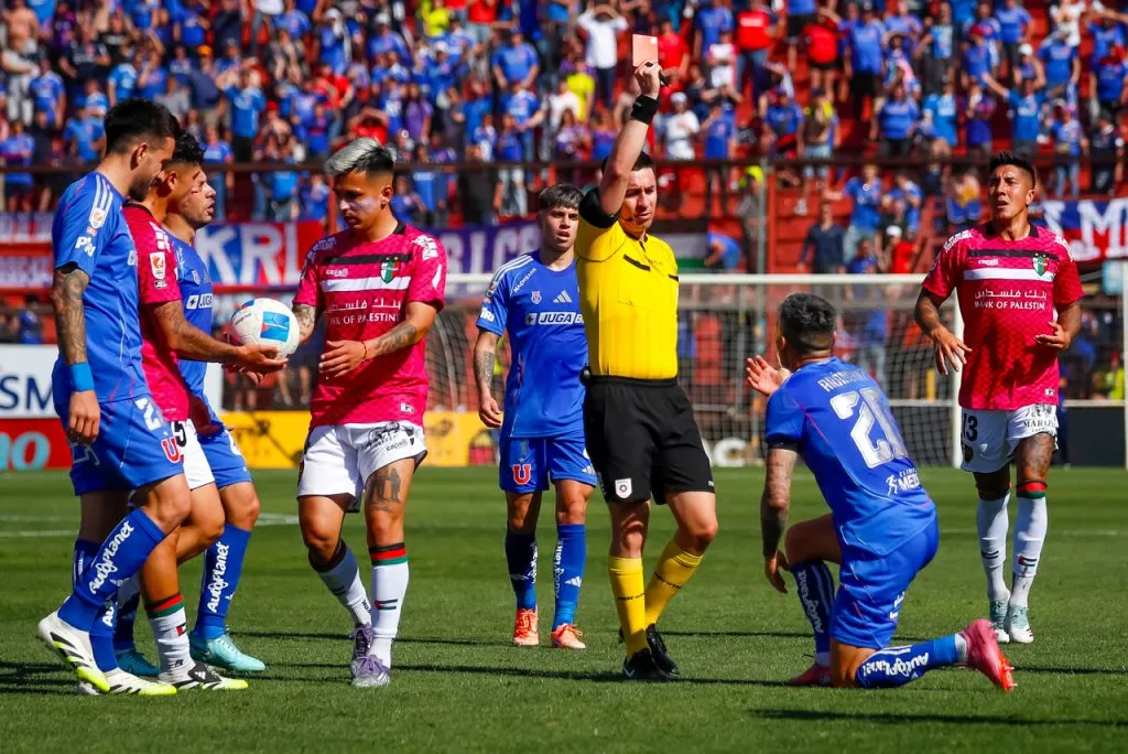 La U sufrió la expulsión de Charles Aránguiz (Photosport).