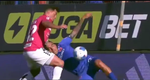 La polémica mano de Leandro Fernández que no fue penal (Photosport).