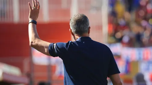 Gustavo Álvarez recibió el respaldo de la hinchada de la U.