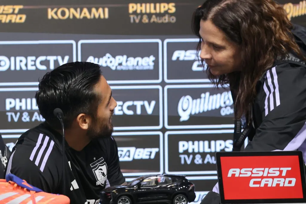 Marcos Bolados siendo asesorado en la conferencia de prensa de Colo Colo. (Foto: Dragomir Yankovic/Photosport)