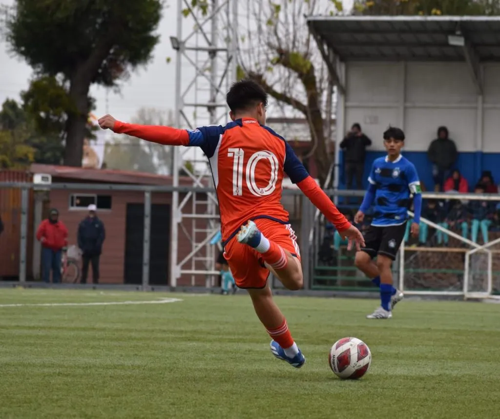 Simón Garcés en un partido frente a Huachipato defendiendo los colores de Universidad de Chile (Foto: Rodrigo von-Marées)