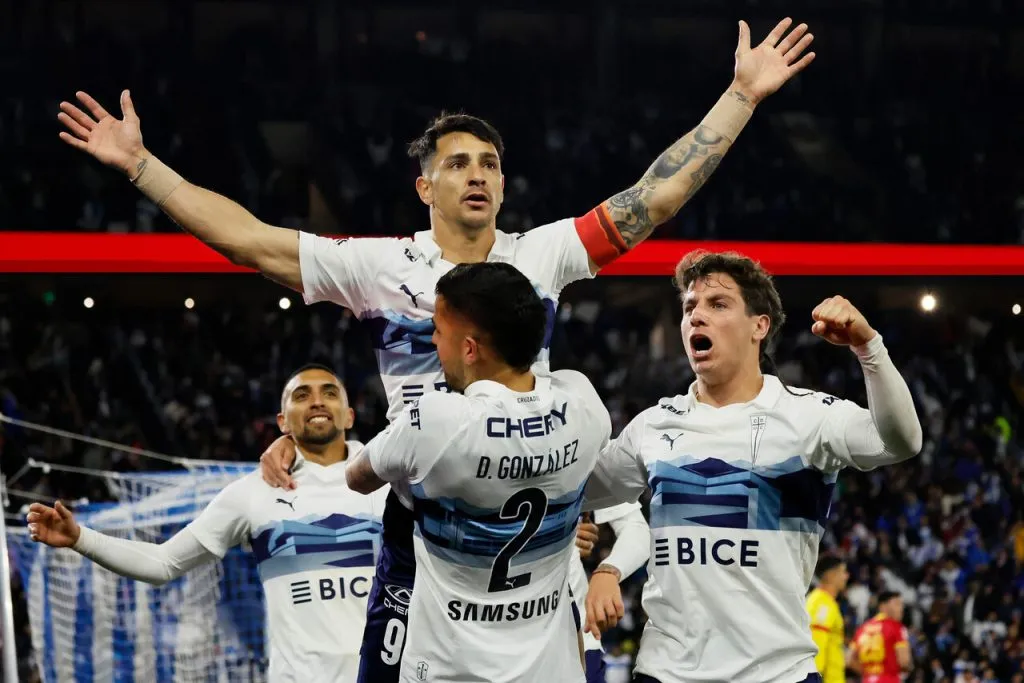 Neira se opone a Fernando Zampedri. | Foto: Photosport