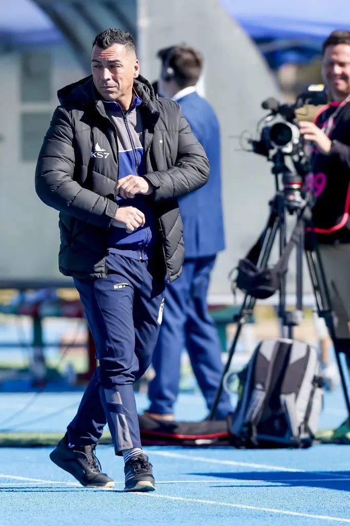 Esteban Paredes ya lleva algunos partidos sentándose en la banca de Santiago Morning. (Foto: Pepe Alvújar/Photosport)