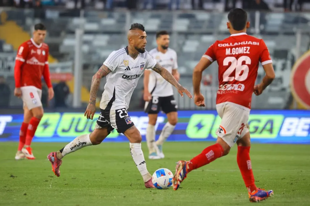 Arturo Vidal se afianza como volante central en Colo Colo. (Foto: Dragomir Yankovic/Photosport)