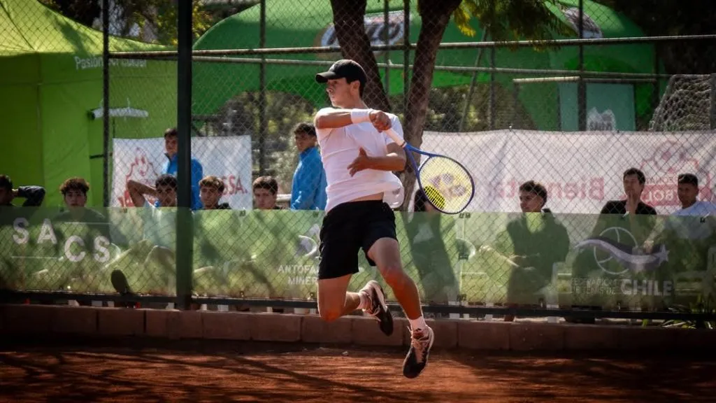 Benjamín Pérez destaca por su movilidad y por su gran revés a una mano | FOTO: Instagram