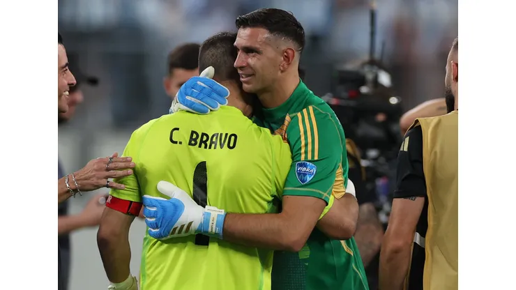 ¿Claudio Bravo o el Dibu Martínez? Navarro Montoya elige.