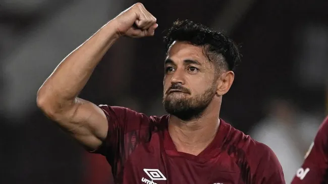 Lautaro Acosta adelantó la llave ante Universidad de Chile. (Foto: Club Lanús)