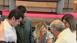Matías Zaldivia en plena ceremonia del bautizo del hijo de la periodista.