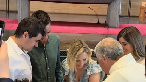 Matías Zaldivia en plena ceremonia del bautizo del hijo de la periodista.