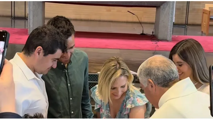 Matías Zaldivia en plena ceremonia del bautizo del hijo de la periodista.