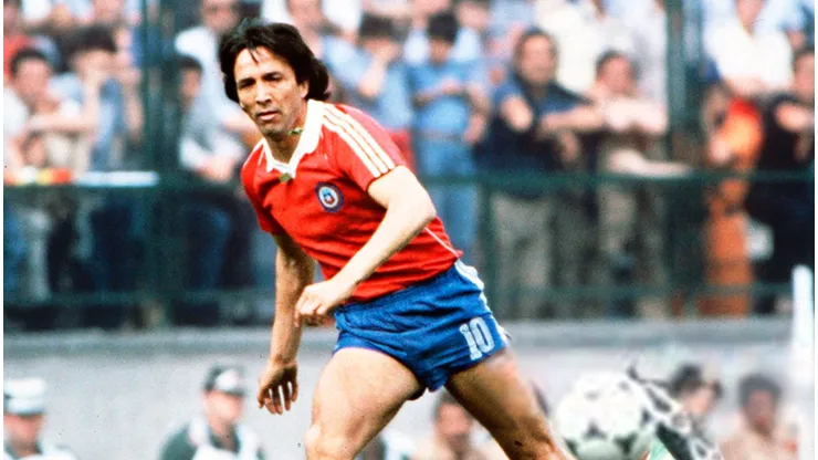 Mario Soto defendiendo la camiseta de la Roja.