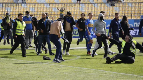 Barristas de Everton invadieron la cancha en el Estadio Sausalito. (Foto: Raúl Zamora/Photosport)