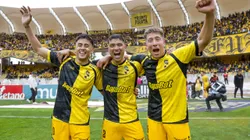 Arturo Vidal recibe con los brazos abiertos a Matías Palavecino.