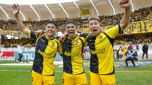 Arturo Vidal recibe con los brazos abiertos a Matías Palavecino.