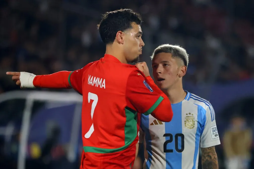 Gianluca Prestianni mirando con admiración al flamante balón de oro del Mundial Sub 20. | Foto: Photosport