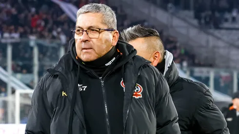 El DT de Cobresal presentó una feroz denuncia contra Colo Colo y el arbitraje.