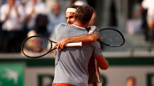Stan Wawrinka abrazado a Roger Federer en Roland Garros 2019