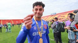 Javier Altamirano sacó risas en la conferencia de prensa de la U. (Foto: Javier Vergara/Photosport)