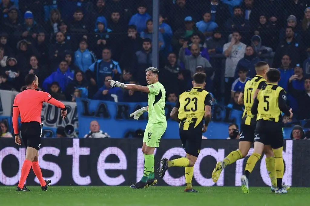 Con un total de 14 partidos jugados, el chileno acumula ocho vallas invictas | FOTO: Marcelo Endelli/Getty Images