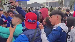 Marcelo Morales en medio del fervor de los hinchas de la U.