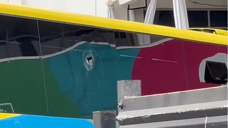 Bus de Lanús recibió ataques en su llegada al Estadio Nacional. (Foto: Captura)