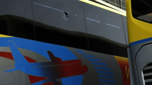 Bus de Lanús fue apedreado por hinchas de la U y la Conmebol toma nota (Foto: Andres Pina/Photosport)