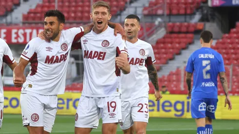 Hinchas de la U despedazan a Franco Calderón (Foto: Jonnathan Oyarzun/Photosport)