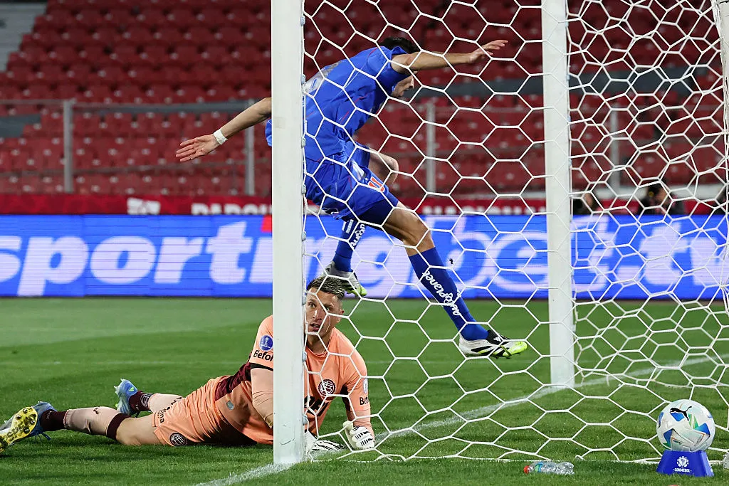Lucas Di Yorio marcó el descuento para la U tras rebote de Losada (Getty Images).