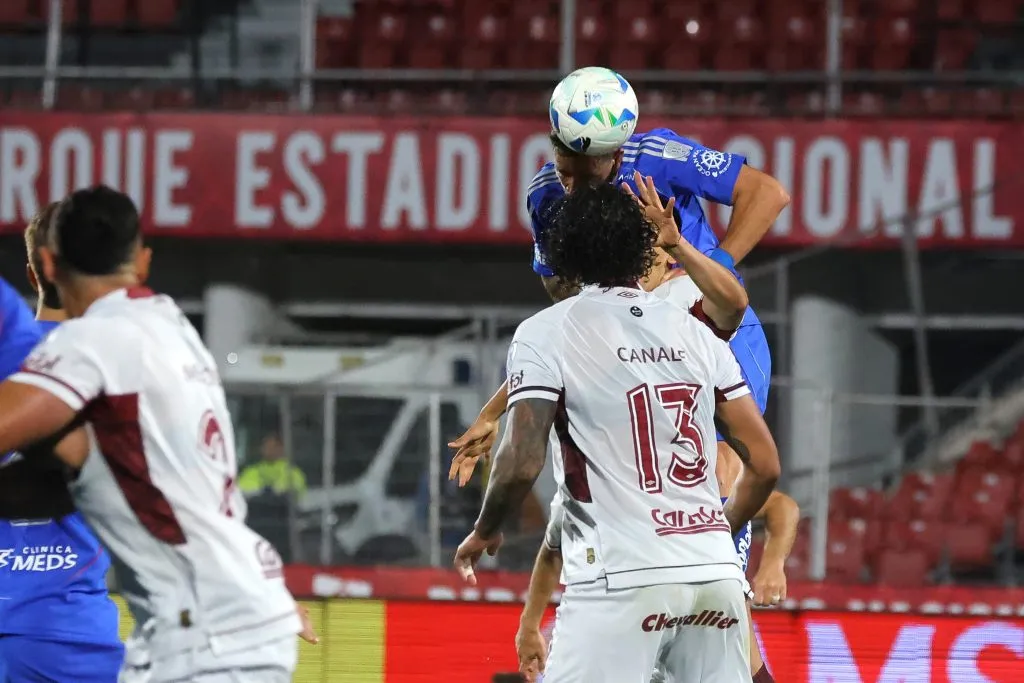 La jugada que alega Lanús y el periodista Pablo Gravellone | FOTO: Jonnathan Oyarzun/Photosport