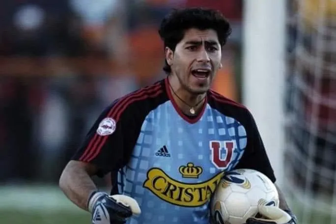 Un joven Johnny Herrera vistiendo la camiseta de la U | FOTO: Archivo