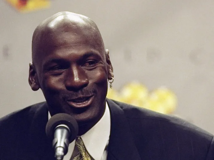 Michael Jordan da la vuelta al mundo: Impactante registro de tiro libre