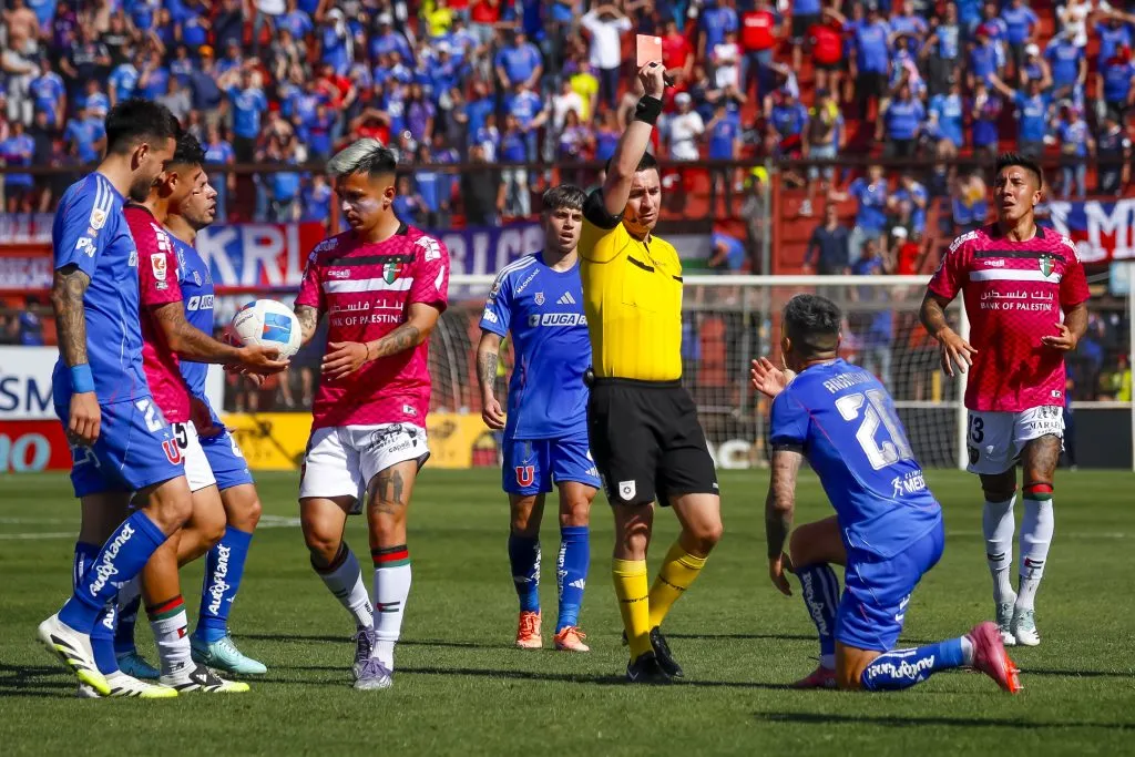 Charles Aránguiz recibiendo la tarjeta roja ante los Árabes | FOTO: Pepe Alvujar/Photosport