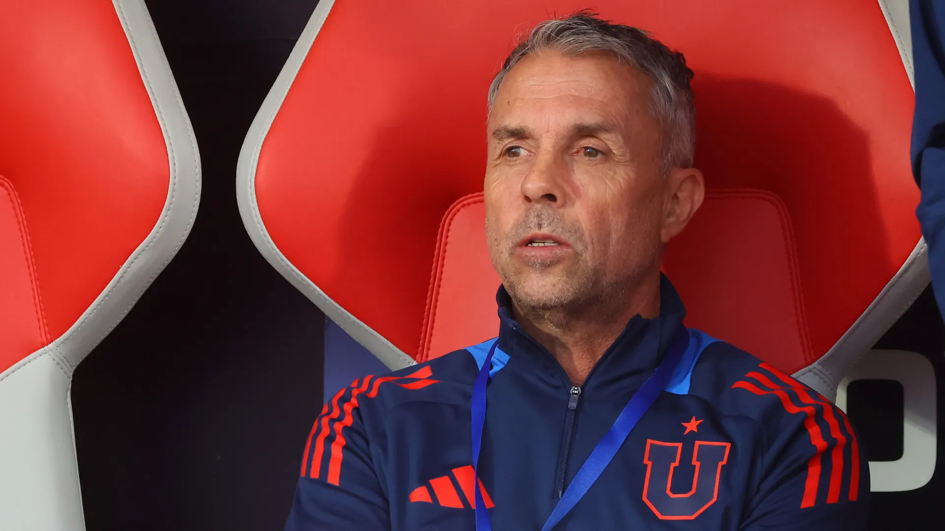 Gustavo Álvarez dejará la banca de Universidad de Chile. Debe arreglar su partida. (Imagen: Photosport)