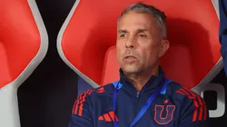 Gustavo Álvarez dejará la banca de Universidad de Chile. Debe arreglar su partida. (Imagen: Photosport)