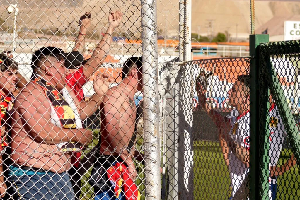 .Hinchas de Unión Española increpan a Pablo Aránguiz tras la derrota en El Cobre (Photosport)