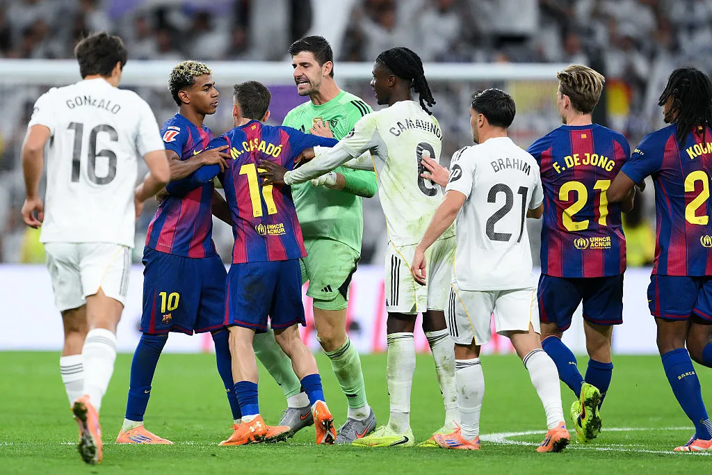 En llamas terminó el derbi entre Real Madrid y Barcelona (Getty Images).