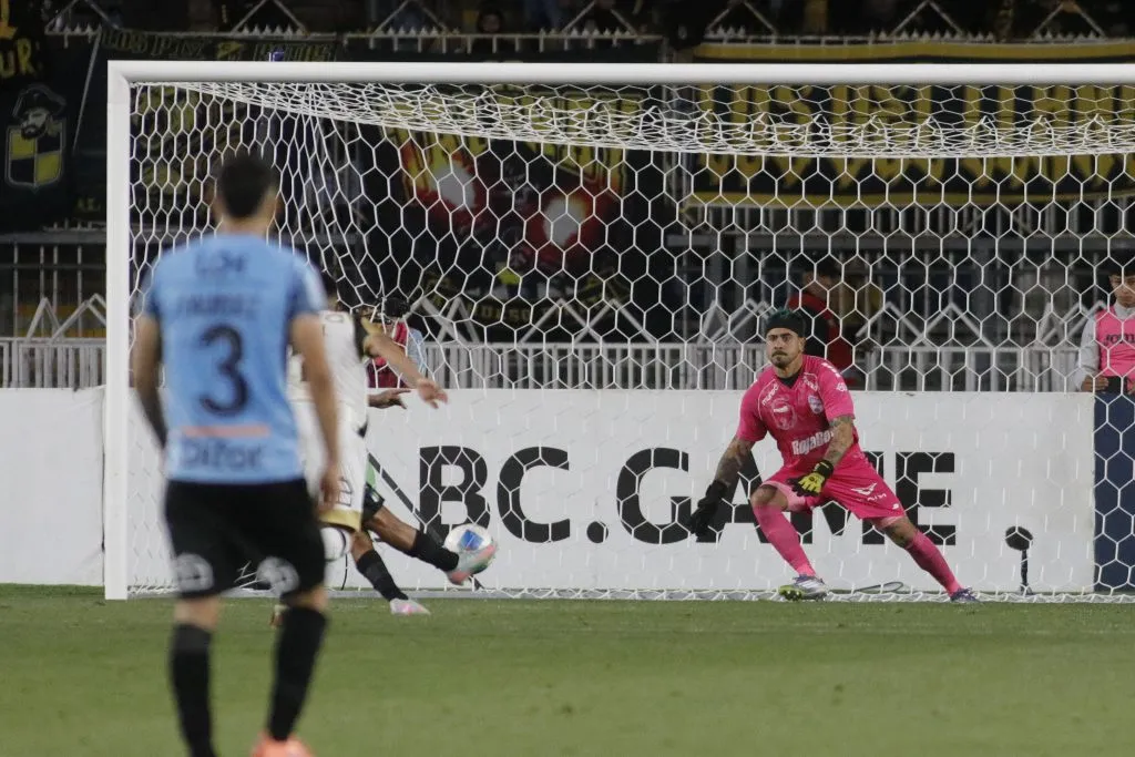 El penal atajado por Diego Sánchez en los últimos suspiros bien podría darle el primer título de su historia a Coquimbo Unido (Foto: Jorge Loyola/Photosport)