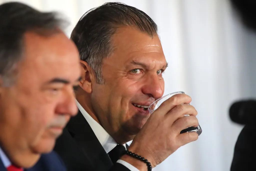 Aníbal Mosa le respondió a su par de Azul Azul. (Foto: Jonnathan Oyarzún/Photosport)