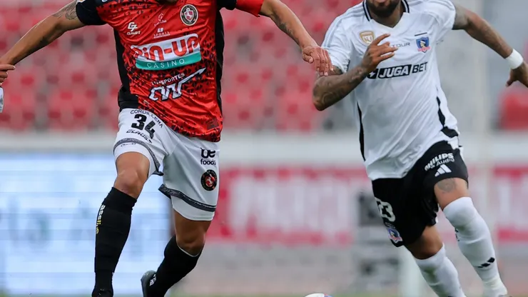 Hinchas de Colo Colo no perdonan a uno de sus jugadores tras el término del 1t (Foto: Javier Torres/Photosport)