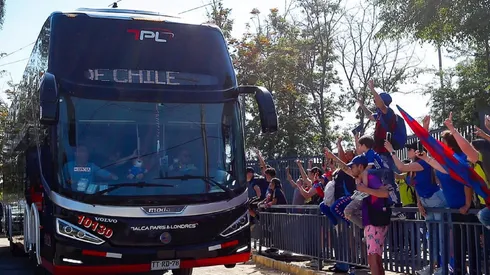 Figura de la U se quedó abajo del bus en su llegada a Argentina (Foto: U. de Chile)