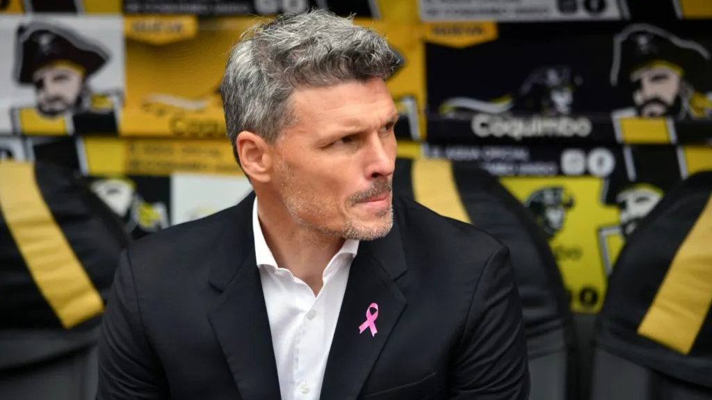 Fernando Ortiz está con el agua al cuello en Colo Colo, muy cerca de quedarse fuera de copas internacionales.