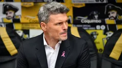 Fernando Ortiz está con el agua al cuello en Colo Colo, muy cerca de quedarse fuera de copas internacionales.