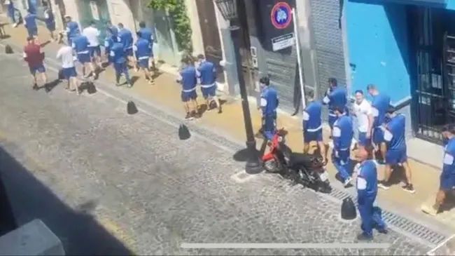 Hinchas de la U se cruzaron con el plantel de Lanús en Buenos Aires (Imagen: Redgol).