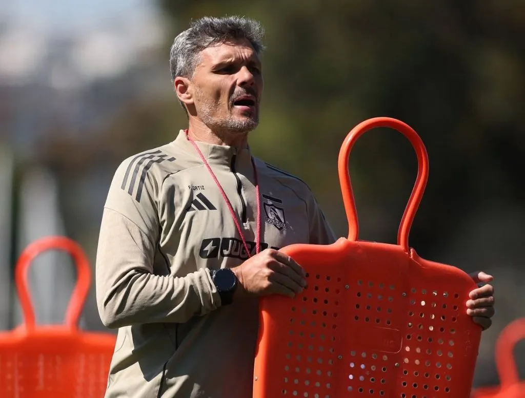 Fernando Ortiz podría terminar anticipadamente su etapa en Colo Colo. (Foto: @colocolooficial)