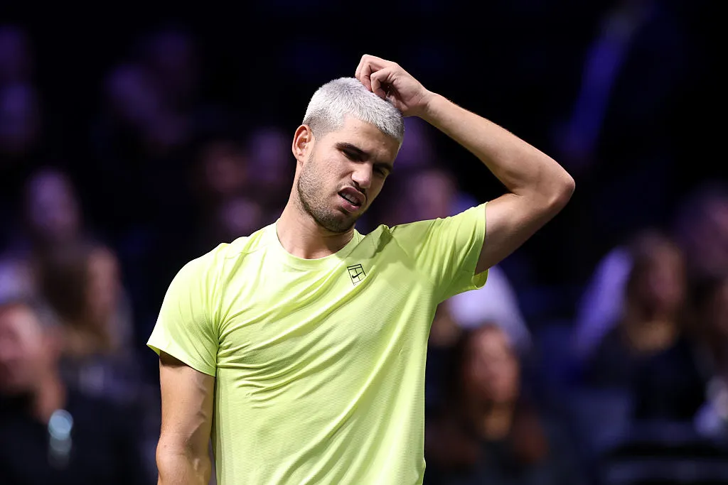 Carlos Alcaraz sufrió una dura derrota en su debut en el Masters 1000 de París (Getty Images).