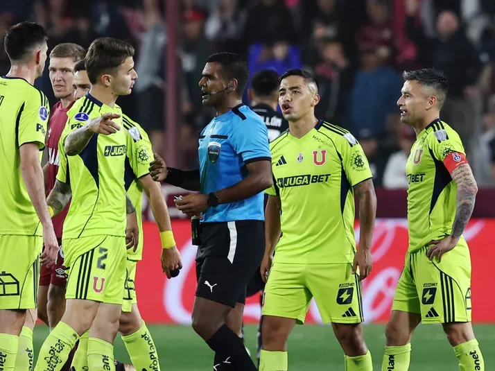 Ex árbitro mundialista le da la razón a la U en polémico gol de Lanús: esto dijo