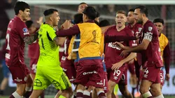 Los Del Fuego respondieron a la reacción de hinchas Azules por tocar para Lanús (Foto: Photosport)