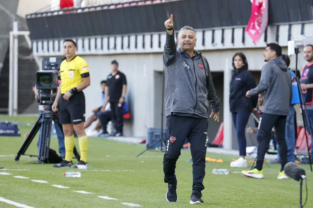 Ronald Fuentes es el director técnico de Ñublense. (Foto: Raúl Zamora/Photosport)