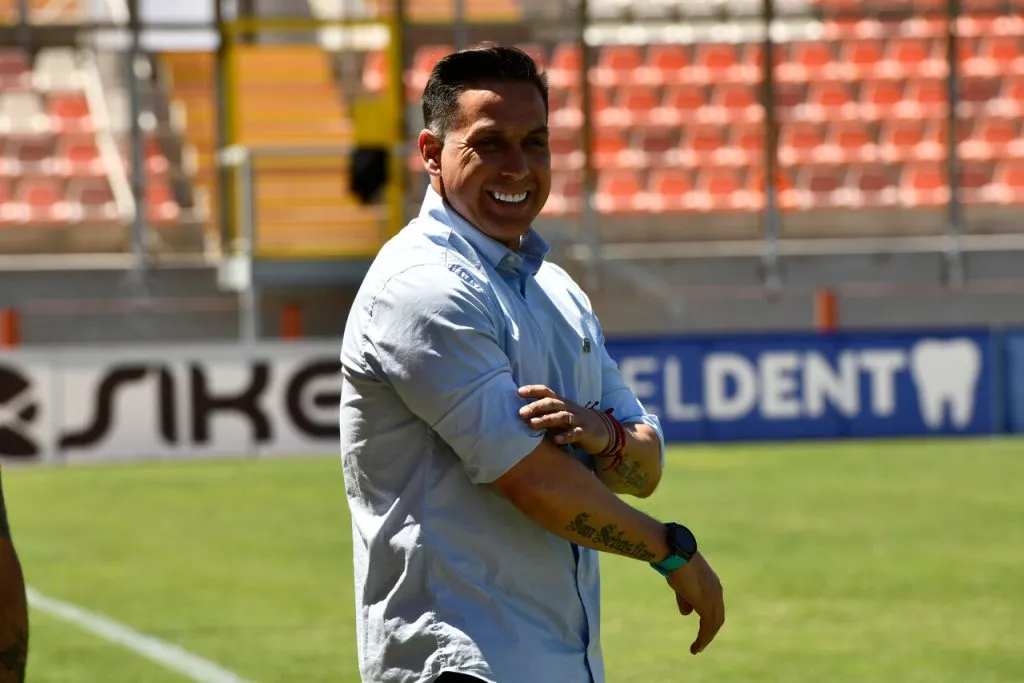 El ciclo de Arturo Sanhueza en la banca de Deportes Temuco también llegó a su fin (Photosport).