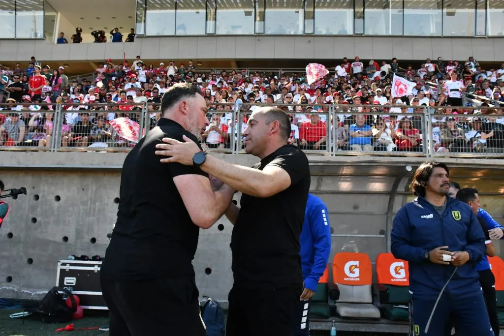 El entrenador Hernán Caputto de Deportes Copiapó (izquierda) dándose la mano con Cristián Muñoz de la U. de Concepción (derecha). (Foto: Juan Carlos Moreau/Photosport)
